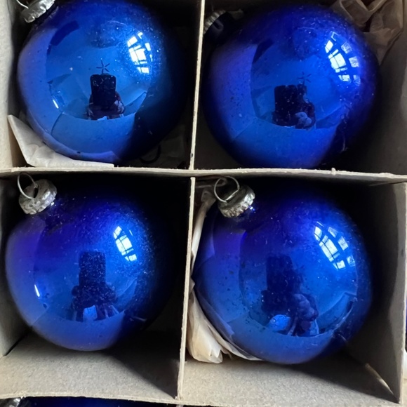 12 Vintage Ornaments in Original Box - Picture 7 of 11